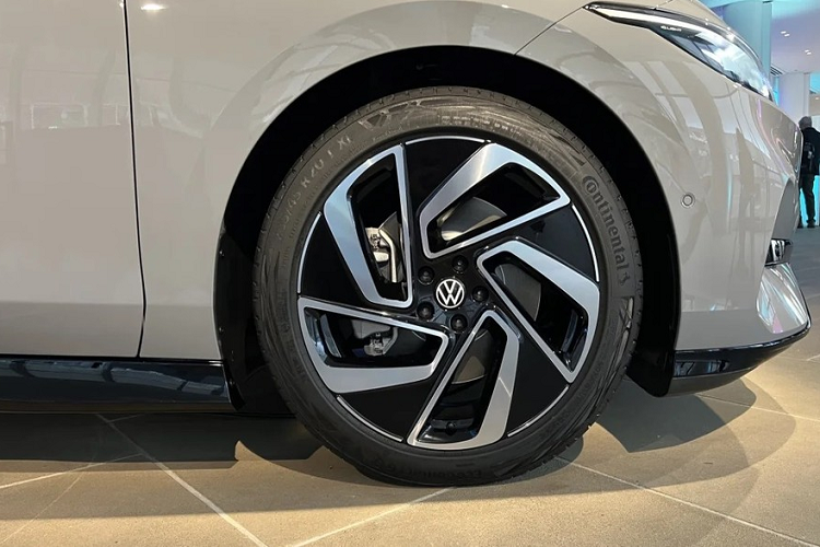 Với kích thước lớn nên Volkswagen ID.7 sở hữu không gian nội thất 5 chỗ ngồi khá rộng rãi. Theo đúng xu hướng hiện nay, mẫu ô tô điện này cũng có vô lăng vát đáy thể thao và màn hình cảm ứng trung tâm cỡ lớn, lên đến 15 inch, đặt nổi trên mặt táp-lô. Phía sau vô lăng là bảng đồng hồ kỹ thuật số khá nhỏ, hiển thị những thông số như tốc độ, tình trạng xe, quãng đường di chuyển,...