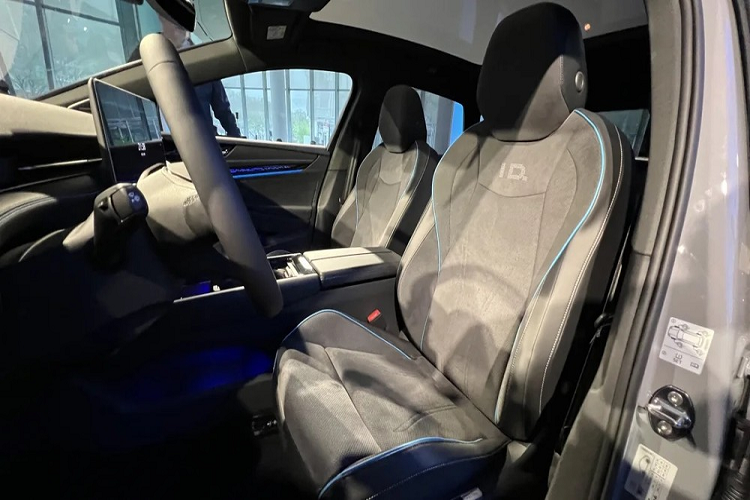 Thêm vào đó là hệ thống hỗ trợ đỗ xe Park Assist Pro với tính năng nhớ vị trí. Nếu người lái lưu lại vị trí đỗ của mình, xe có thể tự động đỗ ở lần sau. Người lái cũng có thể ra khỏi xe và dùng điện thoại để đưa xe vào chỗ đỗ từ xa.