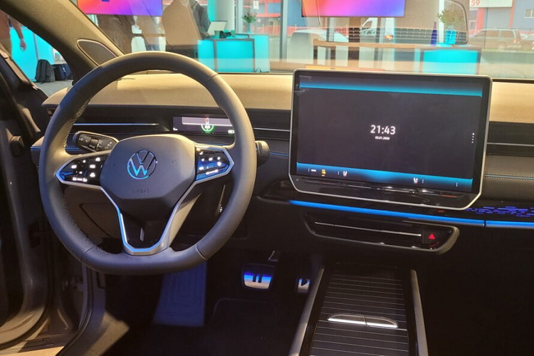 Hệ thống điều hòa của Volkswagen ID.7 cũng khá đặc biệt vì cửa gió có thể đóng, mở tự động. Trong khi đó, ghế của xe có công nghệ Climatronic, sử dụng cảm biến nhiệt độ và độ ẩm để kích hoạt tính năng sưởi hoặc thông hơi. Nhìn chung, thiết kế nội thất của xe khá tối giản và không có nhiều nút bấm cơ học vì mọi tính năng đều chỉnh qua màn hình cảm ứng trung tâm. Điều này có thể gây khó khăn cho người dùng trong thời gian đầu sở hữu.