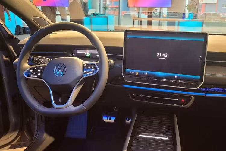 Hệ thống điều hòa của Volkswagen ID.7 cũng khá đặc biệt vì cửa gió có thể đóng, mở tự động. Trong khi đó, ghế của xe có công nghệ Climatronic, sử dụng cảm biến nhiệt độ và độ ẩm để kích hoạt tính năng sưởi hoặc thông hơi. Nhìn chung, thiết kế nội thất của xe khá tối giản và không có nhiều nút bấm cơ học vì mọi tính năng đều chỉnh qua màn hình cảm ứng trung tâm. Điều này có thể gây khó khăn cho người dùng trong thời gian đầu sở hữu.