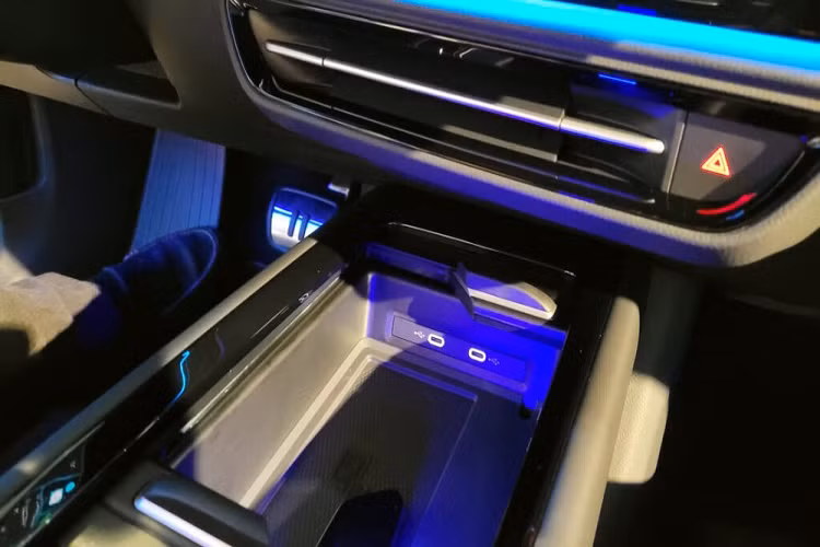 Vào thời điểm hiện tại, Volkswagen ID.7 chỉ có 2 phiên bản là Pro và Pro S. Dù ở phiên bản nào, xe cũng được trang bị 1 mô-tơ điện nằm trên cầu sau, tạo ra công suất tối đa 286 mã lực và mô-men xoắn cực đại 545 Nm.