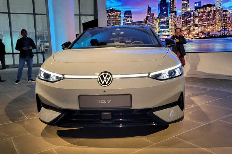 Bên sườn, Volkswagen ID.7 sở hữu thiết kế mang phong cách coupe với nóc dốc về phía sau, được nhấn mạnh bằng nẹp mạ crôm. Thêm vào đó là đường dập gân kéo dài từ đèn pha đến đèn hậu, tay nắm cửa nằm chìm vào thân xe và bộ vành hợp kim phay xước 2 màu.
