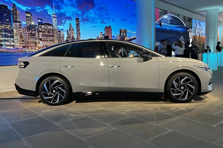 Tương tự dải đèn LED định vị ban ngày, đèn hậu của xe cũng có thiết kế nằm vắt ngang, ngay bên dưới cánh gió nhỏ tích hợp vào nắp cốp sau. Trong phần lớn thời gian, dải đèn này sẽ có màu trắng và chỉ chuyển sang đỏ khi xe phanh lại. Trong khi đó, cản sau được sơn 2 màu tương phản tạo cảm giác thể thao và tích hợp dải đèn trải dài giúp phần đuôi xe như rộng hơn.