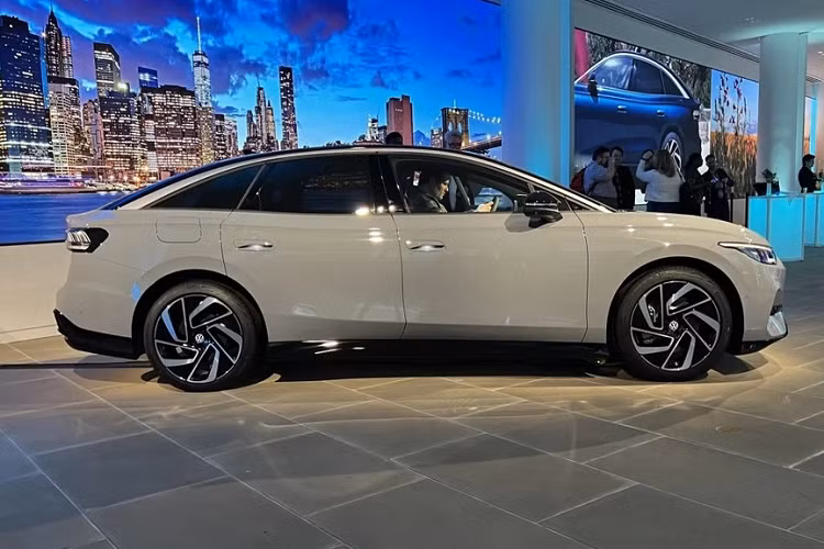 Tương tự dải đèn LED định vị ban ngày, đèn hậu của xe cũng có thiết kế nằm vắt ngang, ngay bên dưới cánh gió nhỏ tích hợp vào nắp cốp sau. Trong phần lớn thời gian, dải đèn này sẽ có màu trắng và chỉ chuyển sang đỏ khi xe phanh lại. Trong khi đó, cản sau được sơn 2 màu tương phản tạo cảm giác thể thao và tích hợp dải đèn trải dài giúp phần đuôi xe như rộng hơn.