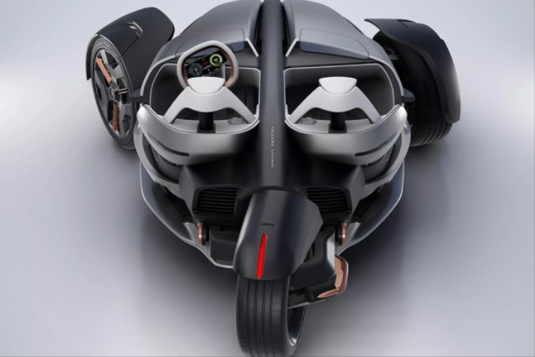 Xe có khoang lái được thiết kế như một chiếc ôtô với vô lăng và 2 ghế ngồi. Ghế xe có phần đỡ vai nhô sang hai bên, giúp giảm thiểu chấn thương trong trường hợp xảy ra va chạm.