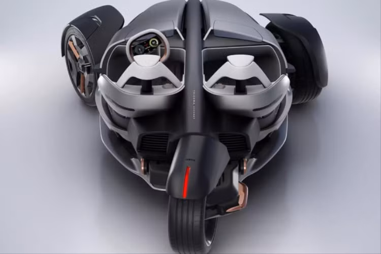 Xe có khoang lái được thiết kế như một chiếc ôtô với vô lăng và 2 ghế ngồi. Ghế xe có phần đỡ vai nhô sang hai bên, giúp giảm thiểu chấn thương trong trường hợp xảy ra va chạm.