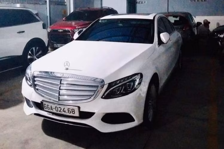 Ly do Mercedes-Benz C250 Exclusive nguyen ban van truot dang kiem?
