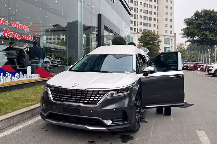 Hai ghế ngồi phía sau dạng thương gia, thiết kế độc lập, tích hợp bệ đỡ chân và bọc da Nappa cao cấp. Ghế ngồi tích hợp chỉnh điện 8 hướng đi kèm bộ nhớ 2 vị trí và 1 chế độ giường nằm. Ngoài ra, ghế ngồi còn tích hợp sưởi ấm và làm mát rất cao cấp.