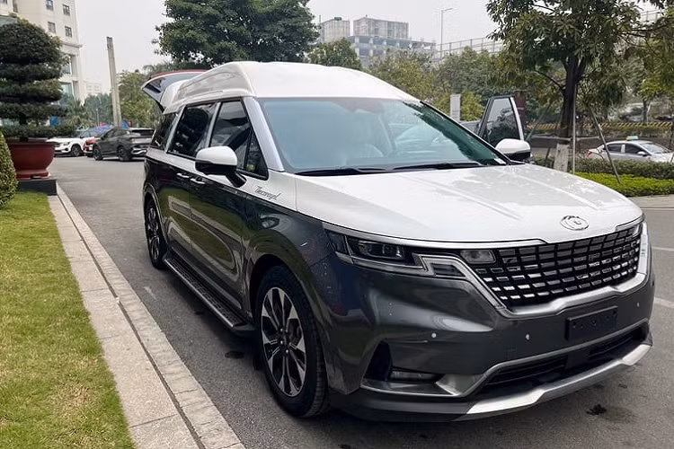  Kia Carnival Royal hạng sang là dòng xe được Thaco nâng cấp với ngoại hình và nội thất cải tiến, nhiều điểm khác biệt so với Kia Carnival nguyên bản. Mẫu xe này từng được giới thiệu đến khách hàng Việt trong năm 2022 với phiên bản 7 chỗ ngồi và giá bán từ 2,499 tỷ đồng.