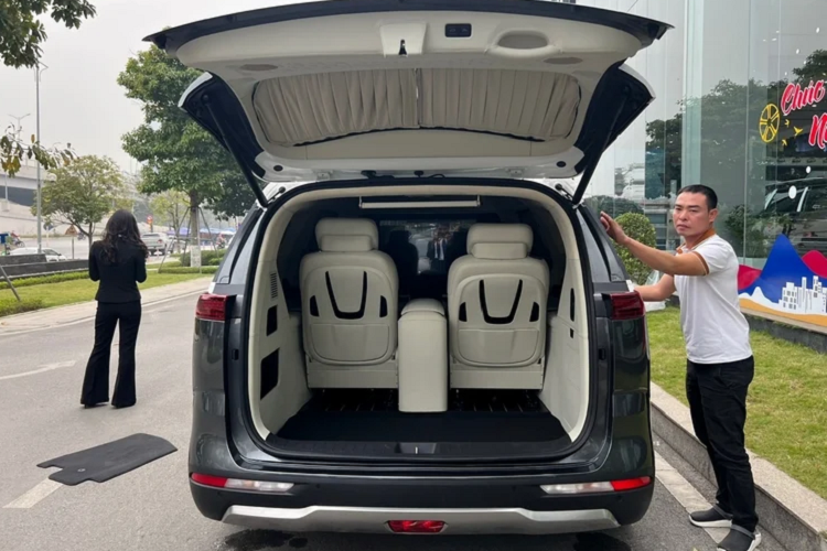 Trong khi nội thất được tùy chọn 3 màu. Với tình trạng khó khăn trong đăng kiểm ở hiện tại, những bản độ chính hãng như Kia Carnival Royal sẽ là một trong những lựa chọn an toàn và khá đáng cân nhắc.