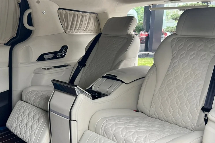 Khác biệt lớn nhất là không còn sử dụng logo Kia ở phần ngoại thất. Thay vào đó là logo “thửa” riêng từ Thacoroyal. Ngoài ra, trên thân và đuôi xe đính kèm thương hiệu Thacoroyal hay thế cho thương hiệu Kia.