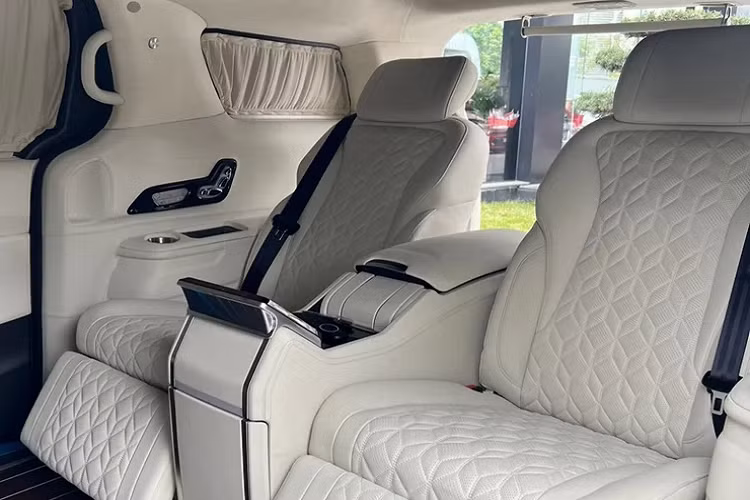 Khác biệt lớn nhất là không còn sử dụng logo Kia ở phần ngoại thất. Thay vào đó là logo “thửa” riêng từ Thacoroyal. Ngoài ra, trên thân và đuôi xe đính kèm thương hiệu Thacoroyal hay thế cho thương hiệu Kia.