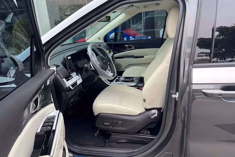 Khoang nội thất Kia Carnival Royal 4 chỗ khá rộng rãi và thoải mái. Khoang cabin phía sau tách biệt khoang lái phía trước bởi vách ngăn tích hợp TV 32 inch. Chính giữa hai ghế ngồi là bệ tỳ tay cỡ lớn tích hợp tủ lạnh mini, màn hình cảm ứng 5 inch để điều khiển tính năng giải trí...