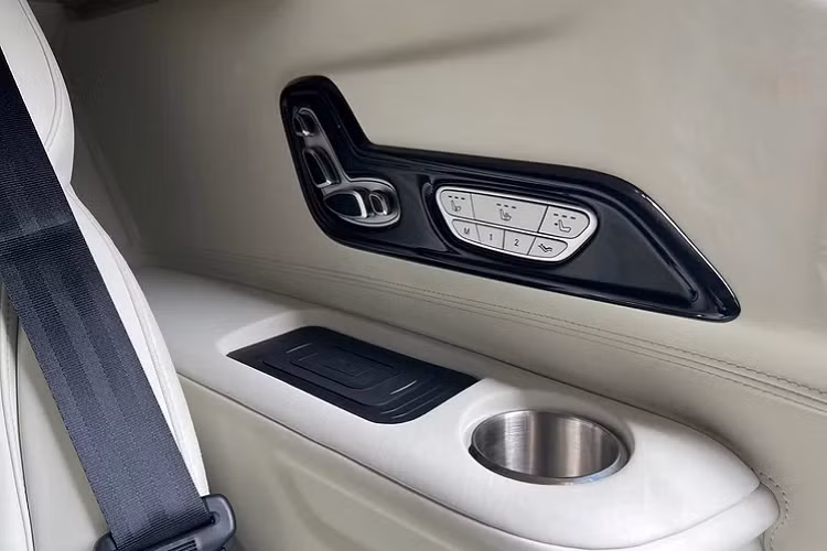 Hỗ trợ duy trì làn đường LFA, Cảnh báo lệch làn đường LKA, Hỗ trợ tránh va chạm FCA. Ngoài ra, còn có các tiện ích an toàn hiện đại khác như camera toàn cảnh 360, cảm biến áp suất lốp, hỗ trợ đỗ xe trước sau, phanh tay điện tử, giữ phanh tự động Autohold, 7 túi khí...