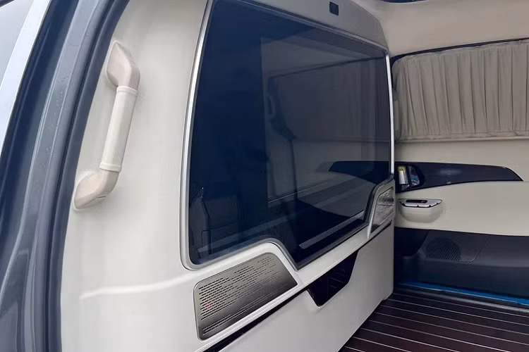 Đầu xe Kia Carnival Royal 4 chỗ vẫn sử dụng thiết kế lưới tản nhiệt mũi hổ liền mạch với cụm đèn pha Full-LED. Thân xe vẫn trang bị cụm la-zăng hợp kim 19 inch và cửa sau dạng trượt. Trong khi đuôi xe vẫn trang bị đèn hậu LED trải rộng chiều ngang.