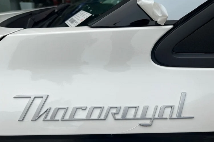 Kia Carnival Royal 4 chỗ cũng trang bị động cơ dầu Smartstream D2.2 cho công suất tối đa 199 mã lực và mô-men xoắn cực đại 440 Nm. Đi kèm hộp số tự động 8 cấp và dẫn động cầu trước. Hệ thống an toàn trên phiên bản này vẫn đầy đủ những hệ thống ADAS như Điều khiển hành trình Smart cruise control.