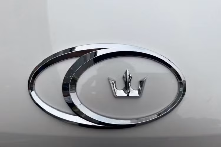 Trang bị tiện nghị khác trên Kia Carnival Royal 4 chỗ vẫn tương đương với phiên bản Signature cao cấp nhất. Có thể kể ra như màn hình giải trí 12,3 inch đi kèm với đồng hồ lái kỹ thuật số 12,3 inch, hệ thống âm thanh 12 loa Bose, điều hòa tự động 3 vùng độc lập, sạc điện thoại không dây...