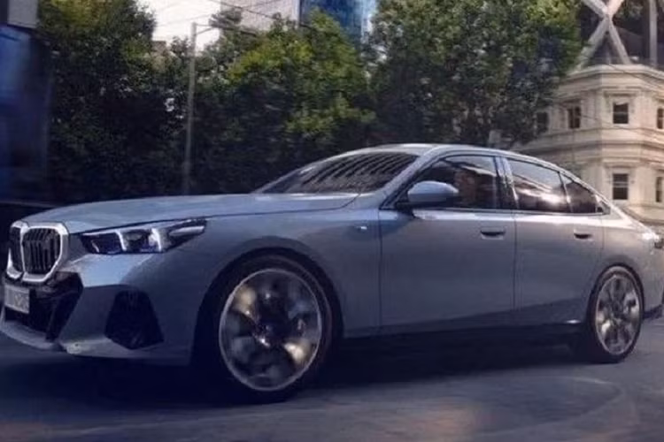 Ngoài BMW i5 2024 thuần điện, BMW cho biết cũng sẽ ra mắt phiên bản Hybrid cho BMW 5 Series sedan và M5 hiệu suất cao. Nhiều chuyên gia kỳ vọng mẫu M5 Hybrid có sẽ cho công suất cực đại lên đến 700 mã lực