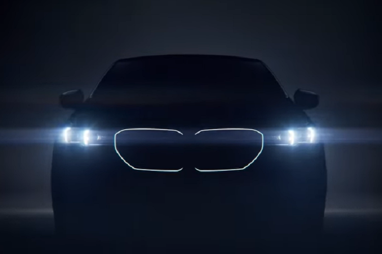 BMW i5 2024 sẽ được cung cấp với ít nhất hai biến thể, bao gồm M60 xDrive và eDrive40. Mặc dù nhà sản xuất ô tô Đức không cung cấp các thông tin chi tiết khác như động cơ, dung lượng pin và phạm vi hoạt động. Tuy nhiên BMW từng chia sẻ mong muốn mẫu i5 eDrive40 sẽ có phạm vi di chuyển lên đến 475km.