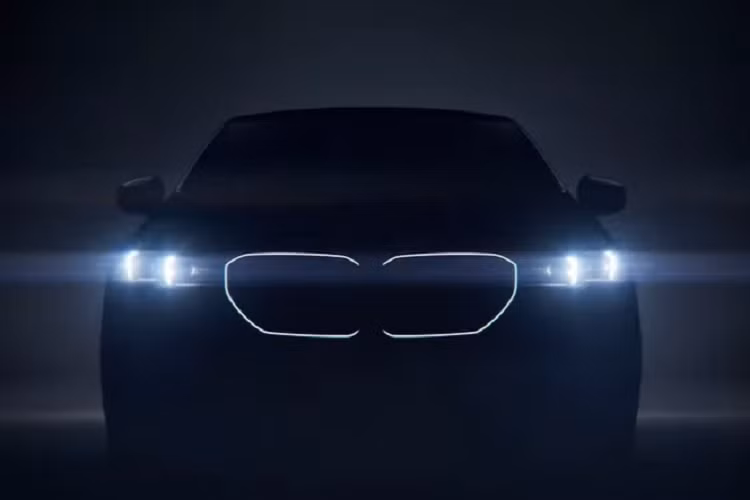 BMW i5 2024 sẽ được cung cấp với ít nhất hai biến thể, bao gồm M60 xDrive và eDrive40. Mặc dù nhà sản xuất ô tô Đức không cung cấp các thông tin chi tiết khác như động cơ, dung lượng pin và phạm vi hoạt động. Tuy nhiên BMW từng chia sẻ mong muốn mẫu i5 eDrive40 sẽ có phạm vi di chuyển lên đến 475km.