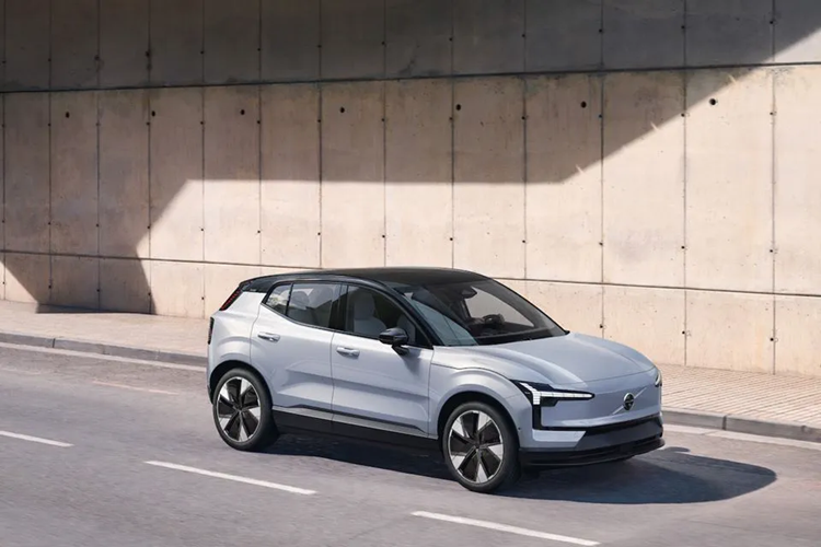 Về khả năng sạc, ngoài bộ sạc tích hợp 11 kW để sạc AC (với bộ sạc tích hợp 22 kW có sẵn trên các phiên bản cao hơn), EX30 tiêu chuẩn có thể sạc nhanh tới 134 kW, trong khi biến thể Twin Motor Extended Range có thể sạc tới 153 kW DC, nghĩa là pin có thể được sạc từ trạng thái sạc 10 đến 80% chỉ trong hơn 25 phút một chút.