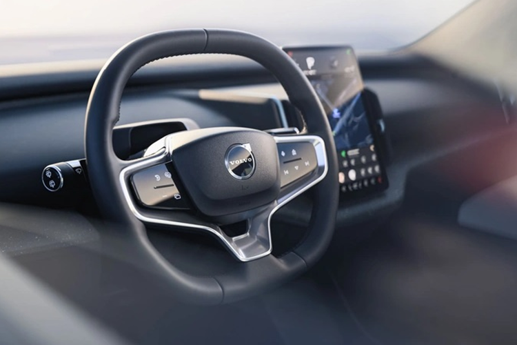 EX30 được tích hợp nhiều tính năng hỗ trợ lái an toàn, tiên tiến như: hệ thống hỗ trợ hoa tiêu đỗ xe thế hệ mới có thể xử lý tất cả các loại chỗ đỗ xe, bao gồm đỗ xe song song, cong, vuông góc và chéo xương cá. Ngoài ra, EX30 còn có tính năng cảnh báo giao thông khi mở cửa.