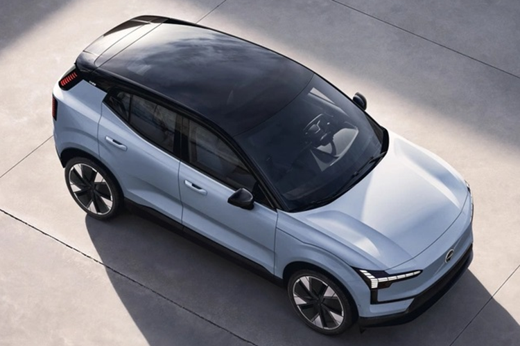 Cung cấp sức mạnh cho Volvo EX30 là 3 tùy chọn động cơ. Thứ nhất, là tùy chọn động cơ đơn có công suất 268 mã lực, được trang bị pin lithium iron phosphate (LFP) tiết kiệm chi phí hơn và ít tốn tài nguyên hơn để sản xuất. Hãng chưa công bố dung lượng pin LFP, nhưng theo một số nguồn tin cho biết pin sẽ có dung lượng khoảng 51 kWh.