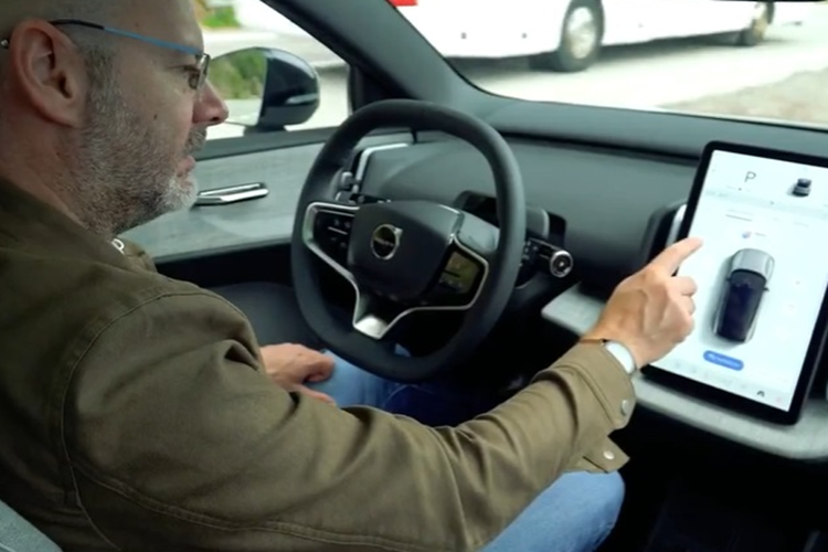 Nếu tài xế đang lái xe trong điều kiện nhiều sương mù, tầm nhìn hạn chế mà phải rời mắt chạm vài lượt trên màn hình cảm ứng để tìm cách bật đèn thì thực sự rất nguy hiểm. Không chỉ có Volvo EX30 gây ra sự khó chịu mà nhiều người dùng cũng phàn nàn Volkswagen Golf GTI Mk8 cũng gặp tình trạng tương tự.