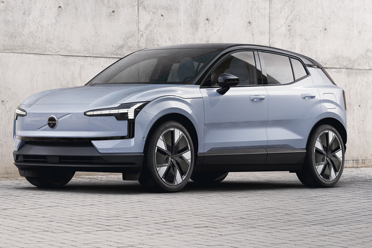 Chủ sở hữu có thể đặt cường độ dòng điện, mức sạc tối đa và thời điểm bắt đầu sạc thông qua ứng dụng và màn hình trung tâm của ô tô. Tại thị trường Châu Âu, giá xe Volvo EX30 dao động từ 33.000 - 36.000 euro (khoảng 830 - 905 triệu đồng). Còn tại Mỹ xe có giá từ 34.950 USD (821 triệu đồng).