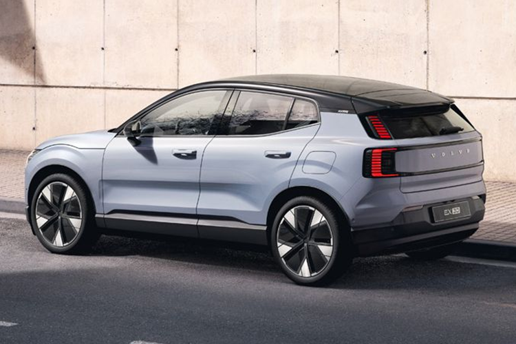 Tùy chọn thứ ba là biến thể Twin Motor Performance, có pin NMC được ghép nối với 2 mô-tơ điện cho tổng công suất 422 mã lực và dẫn động bốn bánh. Động cơ này giúp EX30 có khả năng tăng tốc 0-100km/h chỉ trong 3,6 giây.