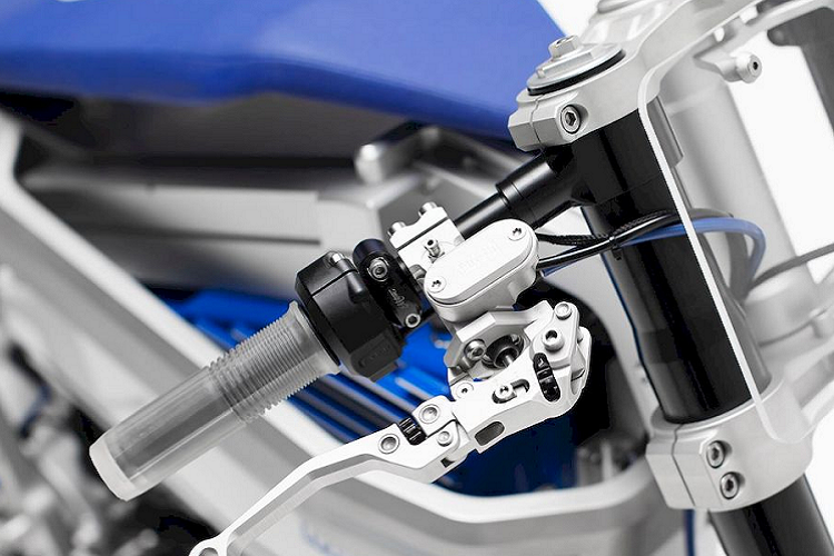 Về trang bị vận hành, NU-E có động cơ tích hợp vào bánh sau với công suất định mức 6kW và tối đa 10kW, có thể đạt tốc độ tối đa lên tới 150km/h. NUEN ước tính chiếc xe có thể đi được 100km đường cao tốc, còn trong đô thị thì đi được từ 200km đến 300km.