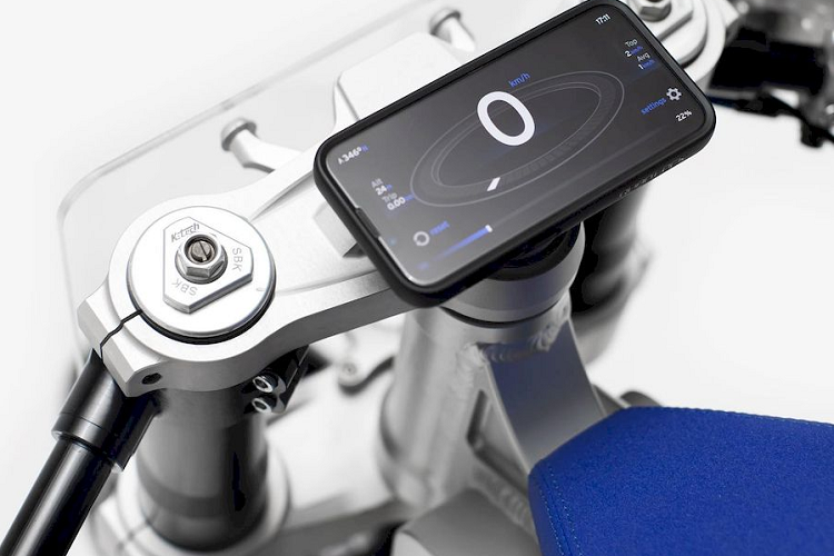 Một điều khá khó hiểu là trên NU-E không có màn hình hiển thị tốc độ. Thay vào đó, người lái sẽ sử dụng điện thoại gắn trên giá có sẵn làm màn hình hiển thị tốc độ, quãng đường di chuyển và phần trăm pin. Như vậy, nhiều khả năng NUEN sẽ phát triển một ứng dụng riêng kết nối xe và điện thoại.