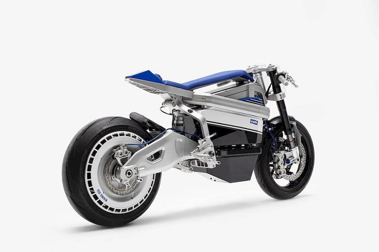 NU-E cũng được trang bị hệ thống phanh mang thương hiệu ISR của Thụy Điển với hai kẹp phanh 6 piston ở bánh trước và một kẹp phanh 4 piston ở phía sau. Bên cạnh đó, cùm phanh sử dụng trên xe cũng đến từ thương hiệu Bắc Âu này.