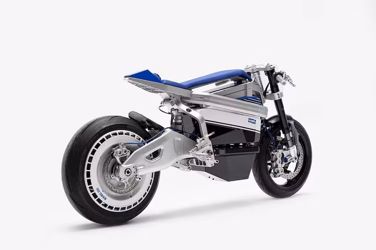 NU-E cũng được trang bị hệ thống phanh mang thương hiệu ISR của Thụy Điển với hai kẹp phanh 6 piston ở bánh trước và một kẹp phanh 4 piston ở phía sau. Bên cạnh đó, cùm phanh sử dụng trên xe cũng đến từ thương hiệu Bắc Âu này.