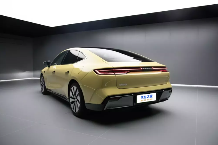 Geely Galaxy E8 được trang bị công nghệ phát sáng khắc laser siêu nhỏ đã được cấp bằng sáng chế, có thể tạo ra các hiệu ứng phát sáng phong phú như chào đón khách và chia tay, nước chảy trái phải, nước chảy nhảy, chương trình ca nhạc, v.v. Đồng thời, logo phát sáng nhịp nhàng gồm 6 ô vuông còn có chức năng chào mừng và chia tay.