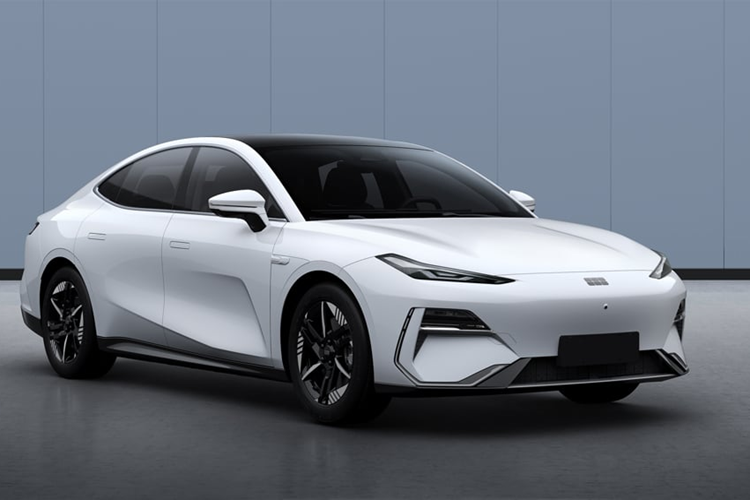 Nhìn từ bên hông, dáng xe Geely Galaxy E8 gần giống một chiếc coupe, với đường mui rất mượt mà. Đồng thời, nhờ thân xe được sắp xếp hợp lý, lưới tản nhiệt hút gió chủ động AGS bên ngoài, bánh xe khí động học đóng kín cản gió thấp và 25 thiết kế cản gió thấp khác trên toàn bộ xe nên hệ số cản gió của Geely Galaxy E8 chỉ là 0,199Cd .