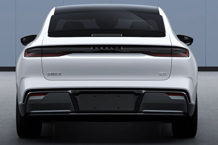 Ở phía sau, chiếc xe Geely Galaxy E8 áp dụng phong cách thiết kế tổng thể tương đối đơn giản, cụm đèn hậu dạng xuyên thấu có các đường hốc sáng phong phú nên tạo hiệu ứng thị giác tốt. Đồng thời, thiết kế khuếch tán phóng đại ở phía sau giúp tăng thêm bầu không khí thể thao.