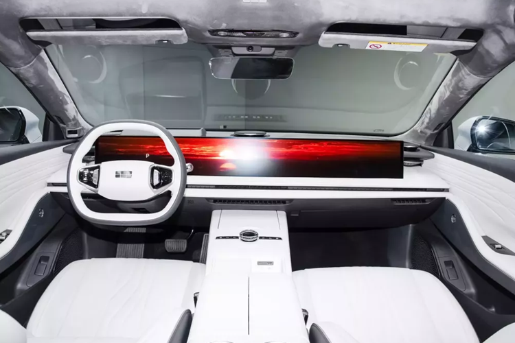 Chiếc xe Geely Galaxy E8 chạy điện mới sử dụng lưới tản nhiệt Ripples of Light Rhythm. Theo các quan chức, đây là mặt trước phát sáng tích hợp được sản xuất hàng loạt đầu tiên trên thế giới. Nó có một ma trận phát sáng bao gồm 158 cửa sổ và diện tích phát sáng là 0,105m2.