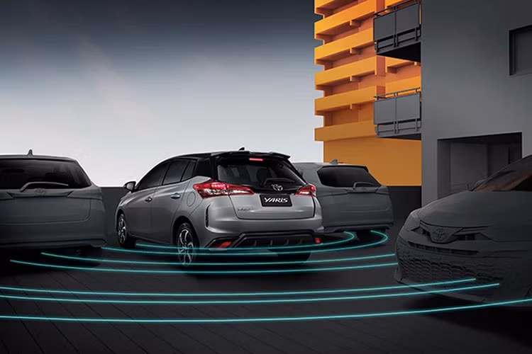 Những trang bị còn lại của Toyota Yaris X-Urban 2023 không có gì thay đổi so với bản thường. Những trang bị tiêu chuẩn của mẫu xe này bao gồm vành hợp kim 15 inch, phay xước 2 màu, lốp 185/60 R15, đèn pha LED, đèn LED định vị ban ngày, đèn hậu LED, ăng ten vây cá mập và gương chiếu hậu chỉnh điện bên ghế lái.