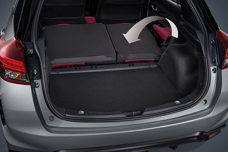 Trong khi đó, trang bị an toàn tiêu chuẩn của xe chỉ có 7 túi khí, phanh đĩa trước, phanh tang trống sau, hệ thống hỗ trợ khởi hành ngang dốc và hệ thống cân bằng điện tử. Camera lùi, camera 360 độ, cảnh báo điểm mù, cảnh báo phương tiện cắt ngang khi lùi, cảnh báo tiền va chạm và cảnh báo lệch làn đường chỉ dành cho các bản cao cấp.