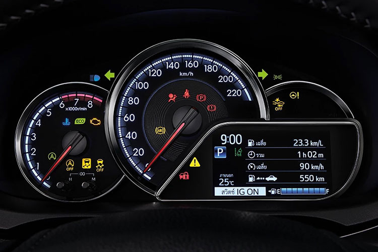 Ở bản cao cấp hơn, xe có thêm đèn pha tự động bật/tắt, đèn pha chờ dẫn đường, gương chiếu hậu gập điện/chỉnh điện/tích hợp đèn báo rẽ, kính lái cách âm và cần gạt mưa tự động. Trang bị nội thất của Toyota Yaris X-Urban 2023 cũng thay đổi theo phiên bản.