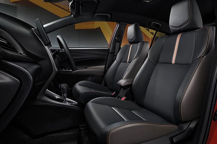 Tiến lên bản cao cấp hơn, người dùng sẽ nhận về những tính năng tiện nghi bổ sung như ghế/vô lăng/tapi cửa bọc da, ghế sau gập 60:40, bảng đồng hồ với màn hình đa thông tin 4,2 inch, màn hình cảm ứng trung tâm 9 inch, hỗ trợ Android Auto/Apple CarPlay...