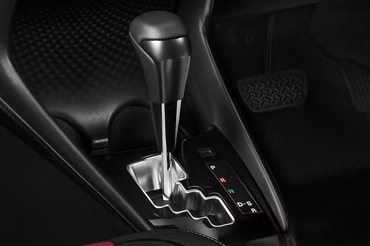Động cơ của Toyota Yaris X-Urban 2023 tại Thái Lan vẫn là máy xăng 3NR-FKE 4 xi-lanh thẳng hàng, DOHC, dung tích 1.2L, tạo ra công suất tối đa 92 mã lực tại tua máy 6.000 vòng/phút và mô-men xoắn cực đại 109 Nm tại tua máy 4.400 vòng/phút. Động cơ đồng hành với hộp số biến thiên vô cấp Super CVT-i.
