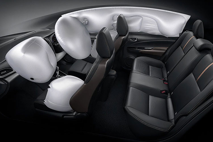 Ngoài ra xe cũng có khởi động nút bấm, chìa khóa thông minh, điều hòa tự động, gương chiếu hậu chống chói tự động và hệ thống âm thanh 6 loa. Riêng bản cao cấp nhất sẽ được trang bị nội thất bọc da tổng hợp màu đen - đỏ tương phản, tương tự Toyota Vios 2023 đang bán tại Thái Lan.