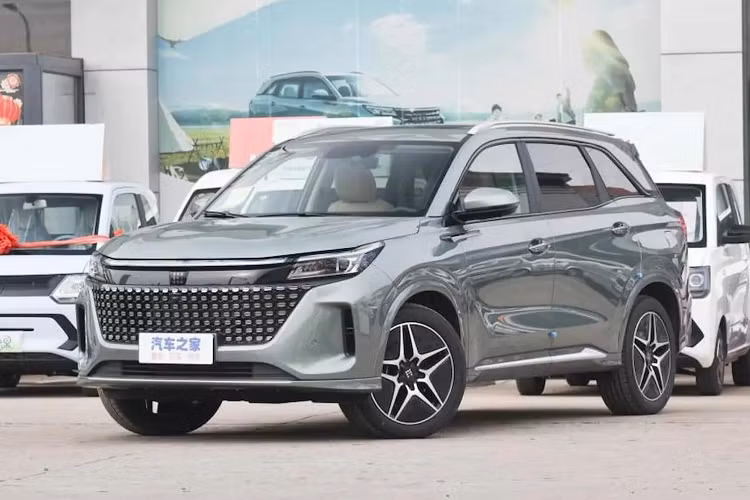 Về sức mạnh, chiếc xe SUV cỡ trung Landian E5 mới sử dụng nền tảng thông minh truyền động siêu điện DE-i của Cyrus Group, phù hợp với nhiều tình huống và chế độ như chạy điện thuần túy, phạm vi hoạt động mở rộng và hybrid.