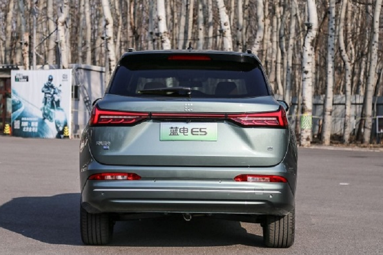 Đồng thời, xe còn được trang bị vô lăng đa chức năng 5 chấu kép và màn hình tích hợp gồm đồng hồ full LCD cùng màn hình điều khiển trung tâm kích thước vừa, mang đậm hơi hướng công nghệ. Ngoài ra, xe mới sẽ được trang bị công nghệ Huawei HiCar 3.0, 12 loa, chức năng lọc không khí thông minh.