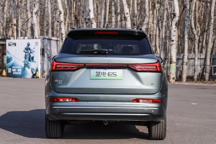 Đồng thời, xe còn được trang bị vô lăng đa chức năng 5 chấu kép và màn hình tích hợp gồm đồng hồ full LCD cùng màn hình điều khiển trung tâm kích thước vừa, mang đậm hơi hướng công nghệ. Ngoài ra, xe mới sẽ được trang bị công nghệ Huawei HiCar 3.0, 12 loa, chức năng lọc không khí thông minh.