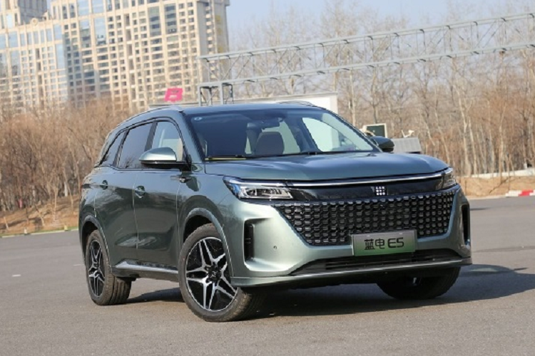 Đồng thời, logo phía trên lưới tản nhiệt của xe thể hiện chữ "E" thông qua sự sắp xếp nghệ thuật của chín chấm, giúp tăng cảm giác độc lạ cho xe. Về kích thước thân xe, chiếc SUV cỡ trung Landian E5 sở hữu các số đo bao gồm chiều dài 4.760 mm, chiều rộng 1.865 mm và chiều cao của chiếc xe là 1.710 mm, chiều dài cơ sở trên Landian E5 đạt 2.785 mm.