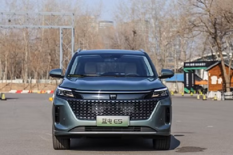 Về ngoại hình, chiếc xe SUV cỡ trung Landian E5 mới áp dụng phong cách thiết kế tổng thể đơn giản, với điểm nhấn là lưới tản nhiệt cỡ lớn phía trước được bổ sung bởi các yếu tố ma trận điểm và dải đèn LED đường chân trời rất dễ nhận biết.