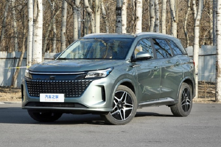 Cụ thể, mẫu xe SUV cỡ trung Landian E5 mới dự kiến ra mắt vào cuối tháng này có tổng cộng 2 cấu hình với giá bán trước lần lượt là 139.900 nhân dân tệ (tương đương 478 triệu đồng) và 151.900 nhân dân tệ (tương đương 520 triệu đồng).